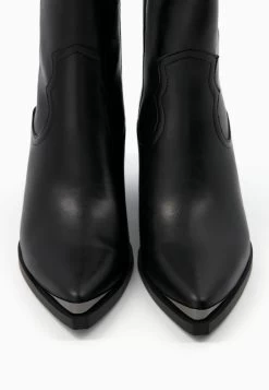 BERSHKA Heeled With Metallic Toe - Cowboy-/Bikerlaarsjes - Black -Schoenen Serie Winkel 6fbcc5314b574281900be90033f9a50b