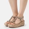Alma En Pena Sandalen Met Sleehak - Beige 2 Alma En Pena Sandalen Met Sleehak - Beige -Schoenen Serie Winkel 92087546ab5a4ad3a065eaa93926a971