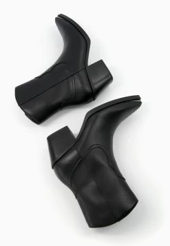 BERSHKA Heeled With Metallic Toe - Cowboy-/Bikerlaarsjes - Black -Schoenen Serie Winkel c1128abf442a45fb9d9131dd02219a12