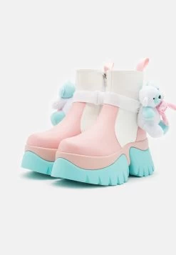 KOI FOOTWEAR Melanie Martinez Sweet Teddy Bear Platform Boots - Korte Laarzen - Blue/Pink/White -Schoenen Serie Winkel c1a669c57b2b40fba289021b1425f5ac